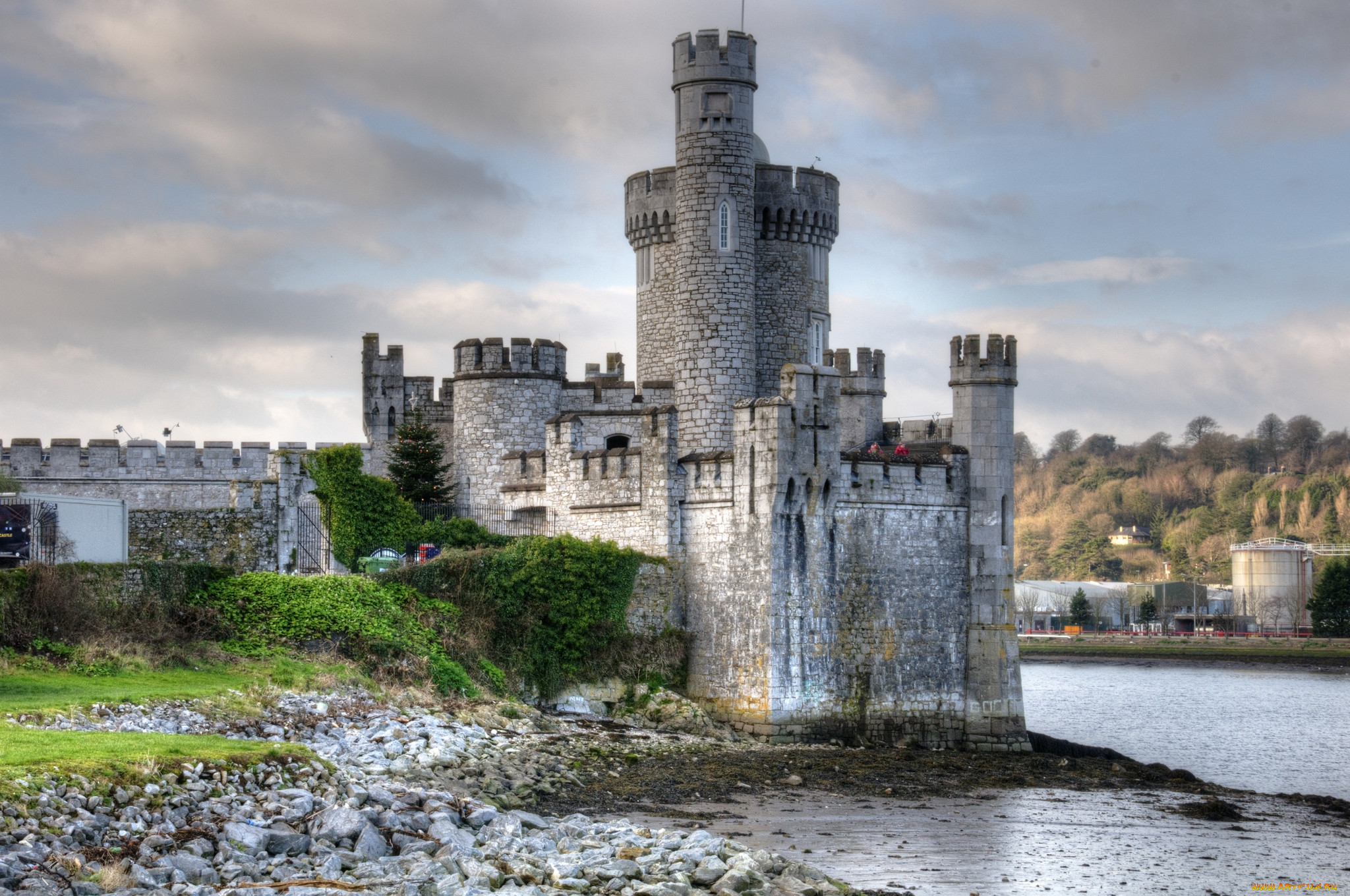 Замок. Замок Касл Хаус Ирландия. Замки Англии. Замок Неворт, Камберленд. Средневековые замки Ирландии. Ирландия построил Касл Хаус замки.